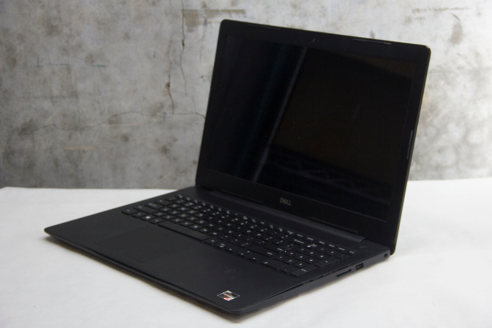 Dell Inspiron 3585 15″ Laptop, Ryzen 3, NO RAM, NO SSD/OS, AS IS FOR PARTS