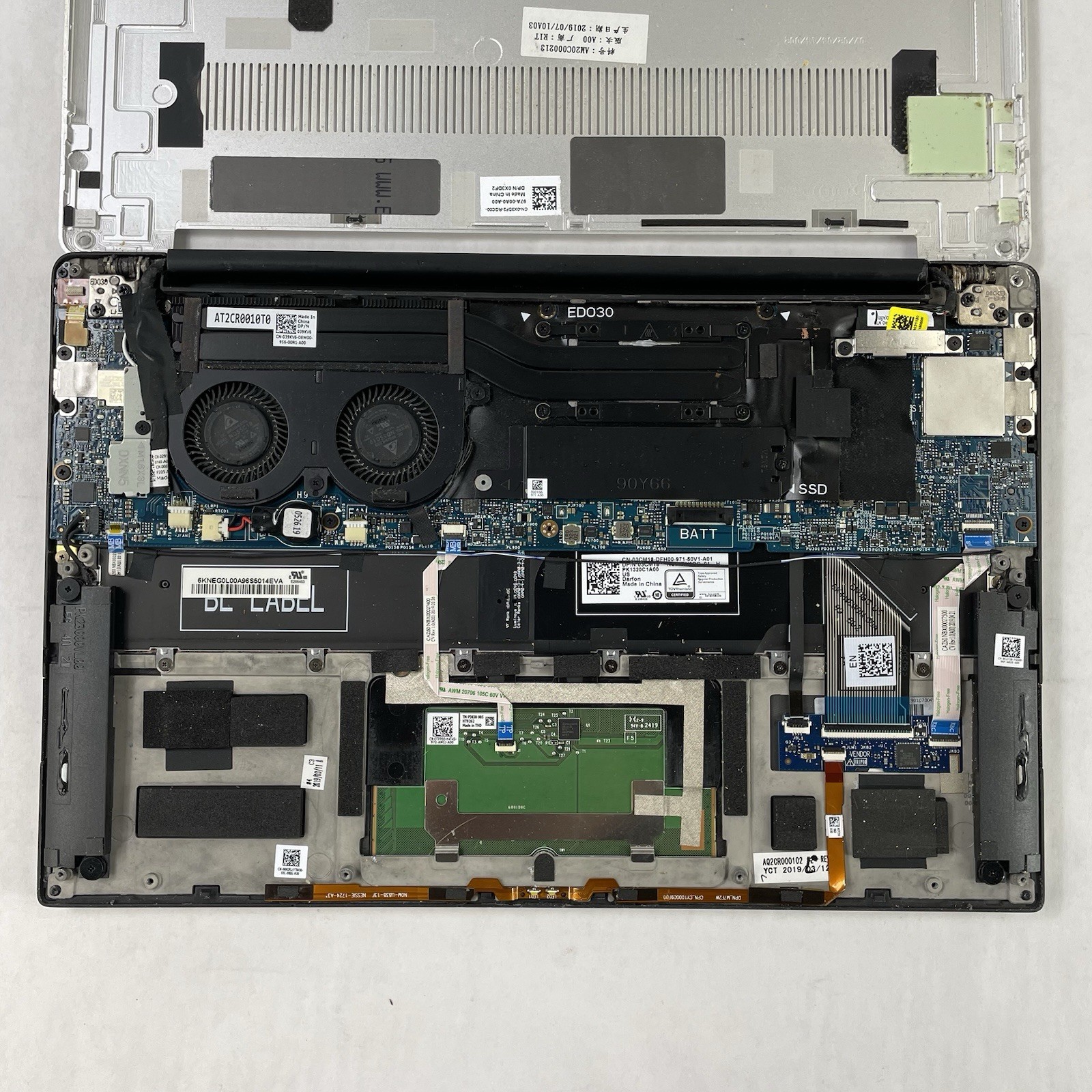Dell XPS 13 9380 13.3″ i7-8565U 1.80GHz 16GB RAM No SSD No OS No Batt Bad Corner