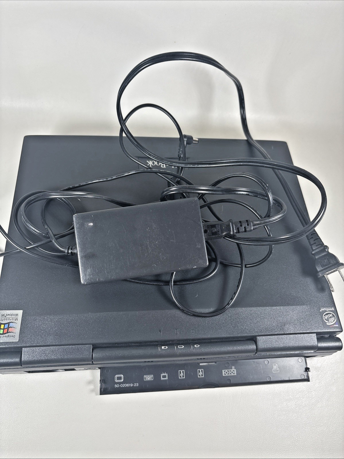 Vintage WinBook XL Laptop Pentium Windows XP Tested 18gb w/ AC Adapter & Manual