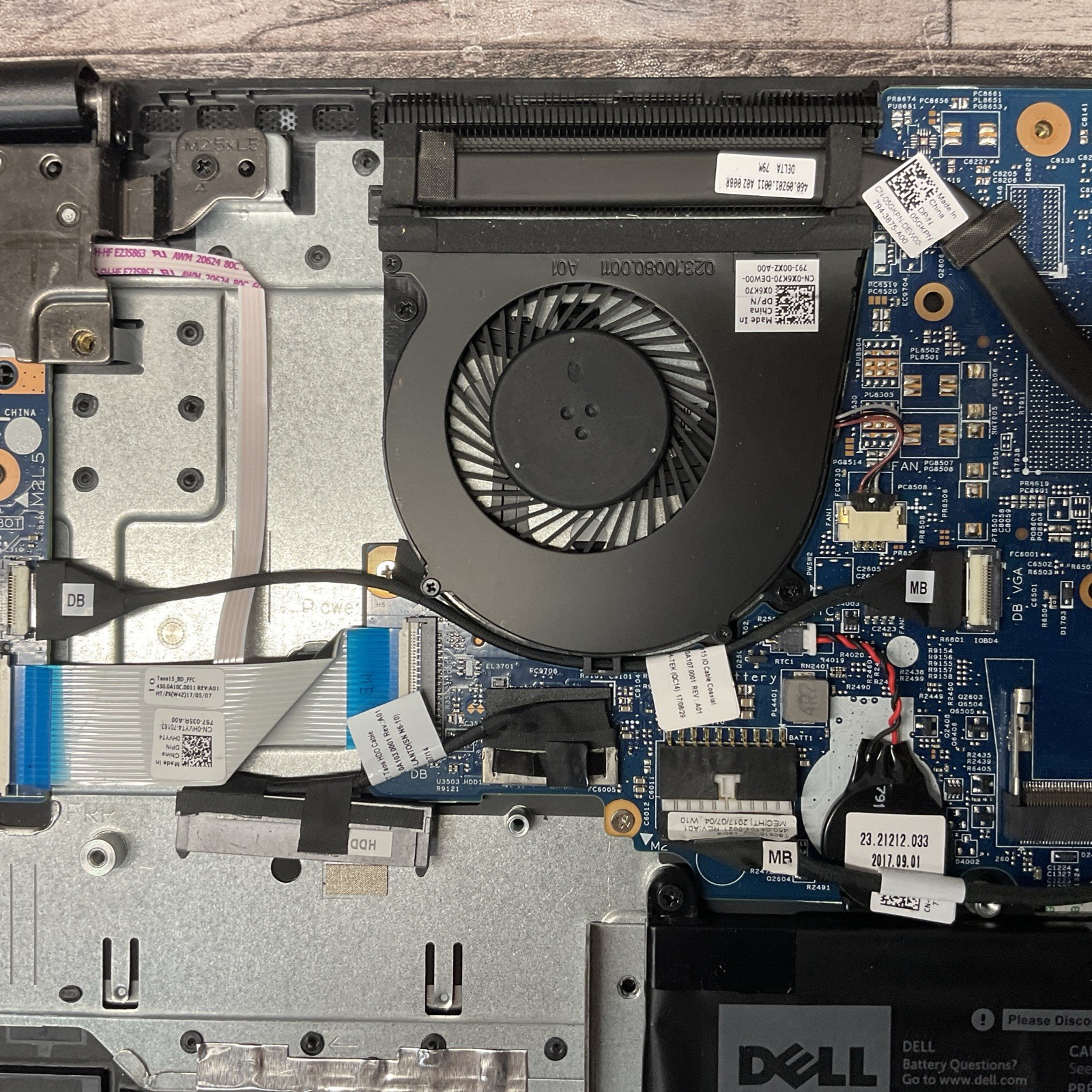 Dell Latitude 3580 / No POST / Broken Screen / No RAM / No SSD / C5