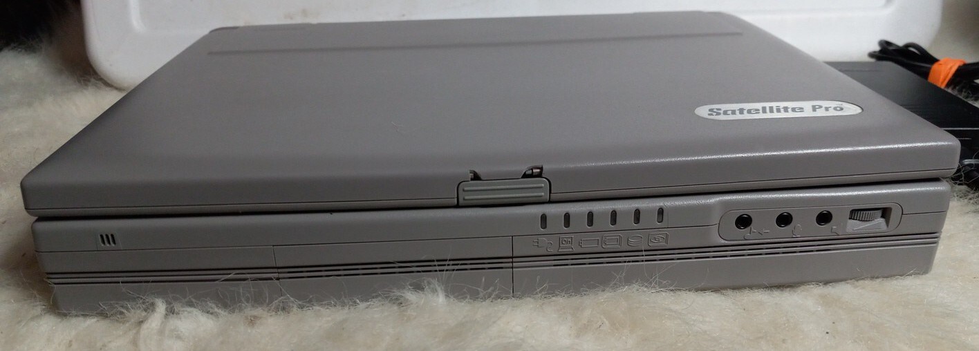 Toshiba Satellite Pro 490CDT Pentium II 4GB windows98+ Battery & Power Adapter