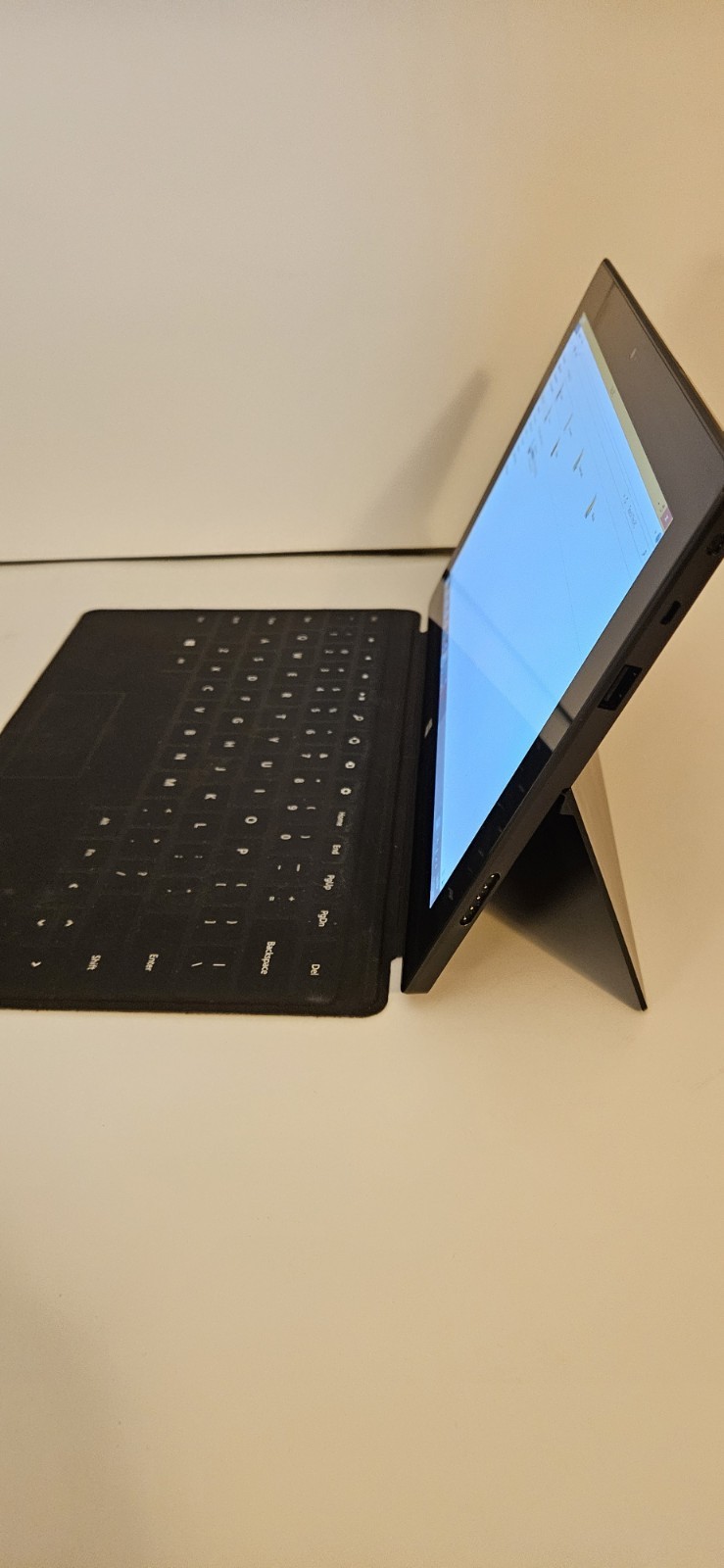 Microsoft Surface RT 1516 Tablet Tegra 3 1.30GHz 2 GB RAM 32 GB Win RT 8.1