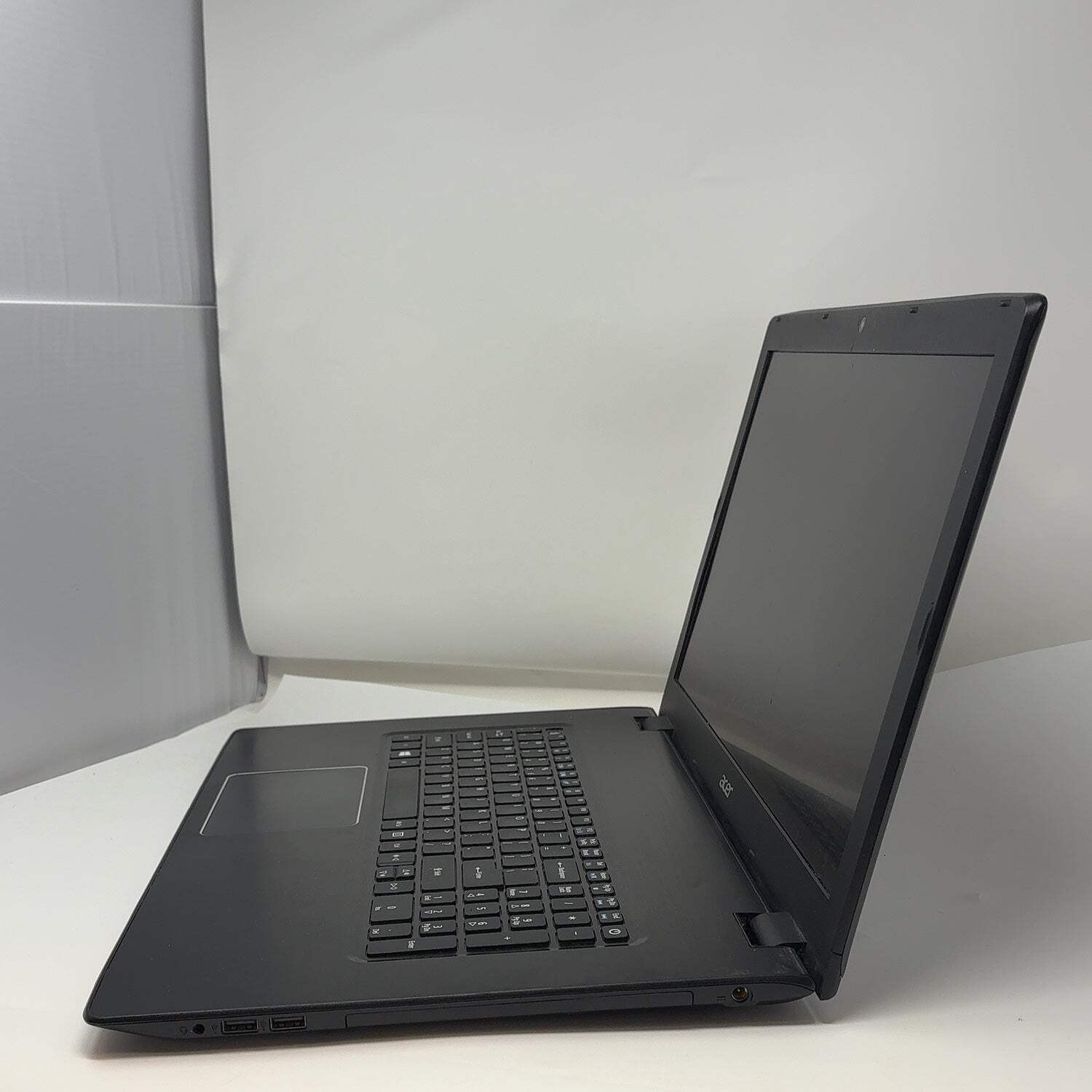 Acer Aspire E5-774 17.3″ i5-7200U 2.7GHz 32GB RAM 256GB SSD GeForce 940MX
