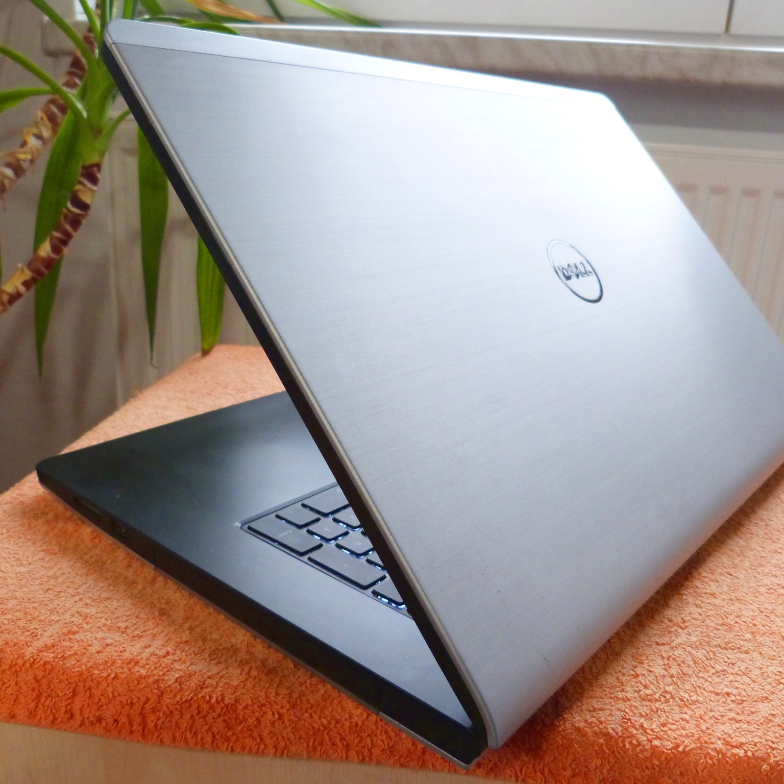 Dell 5748 METAL 17″ PREMIUM l SSD Windows 10 l MaxxAudio PROSound HDMI USB3