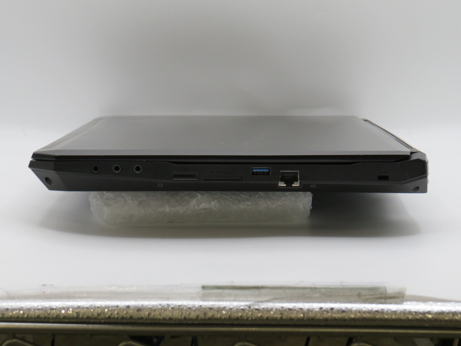 Eluktronics P650HS i7-7700HQ @ 2.8GHz NVIDA GTX 1070 15.6″ No RAM/HDD/OS/AC