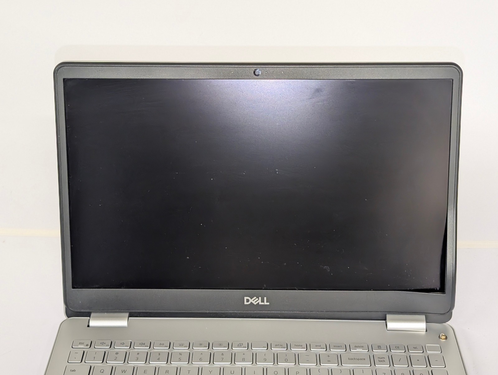 Dell Inspiron 5584 15.6″ i7-8565U 16GB 256GB + 500GB SSD Windows 11 Pro; cracks