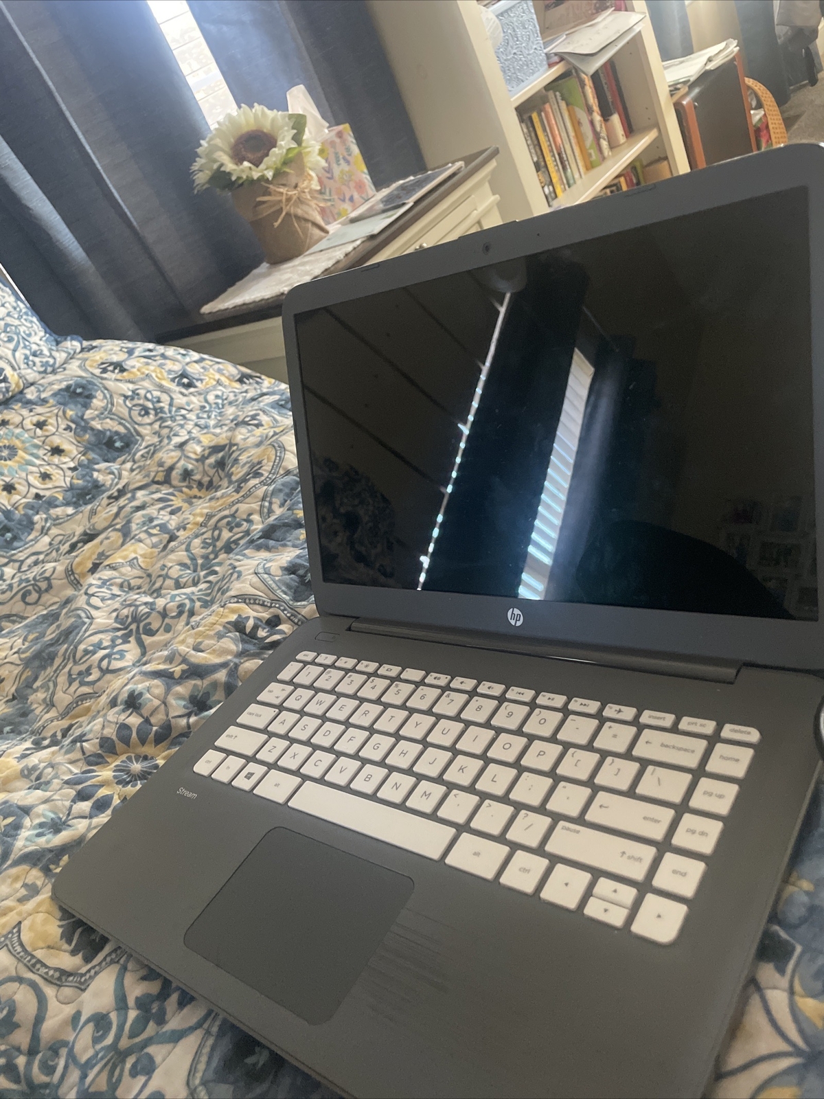 HP Stream 14-cb012wm 14″ (32GB eMMC, Intel Celeron N3060. 1.6 GHz, 4GB) Laptop –