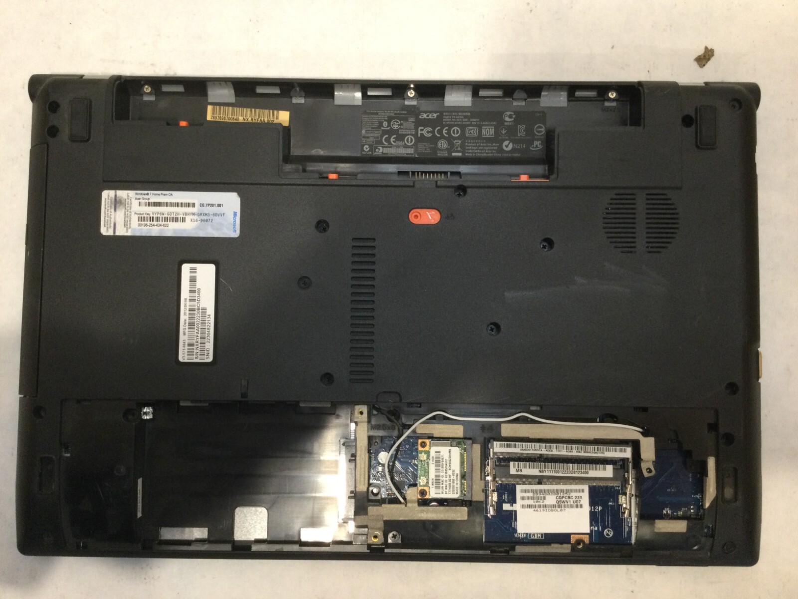 Acer Aspire V3-571-6643 / Intel i5-2450M @ 2.50GHz / (CRACKED/MISSING PARTS)MR