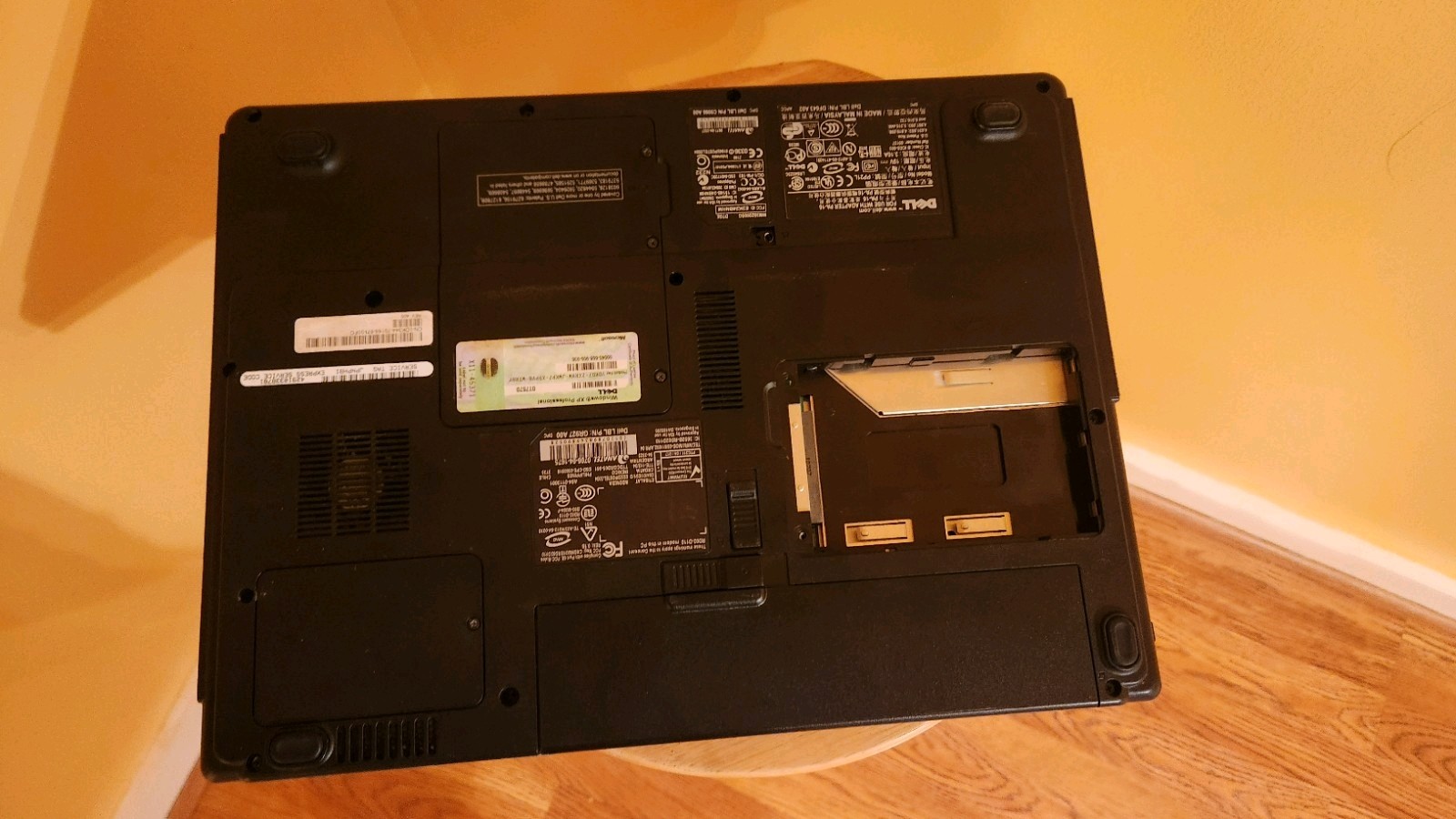 Dell Inspiron PP21L Laptop Intel Celeron M, (NO HDD, charger or hdd cover)