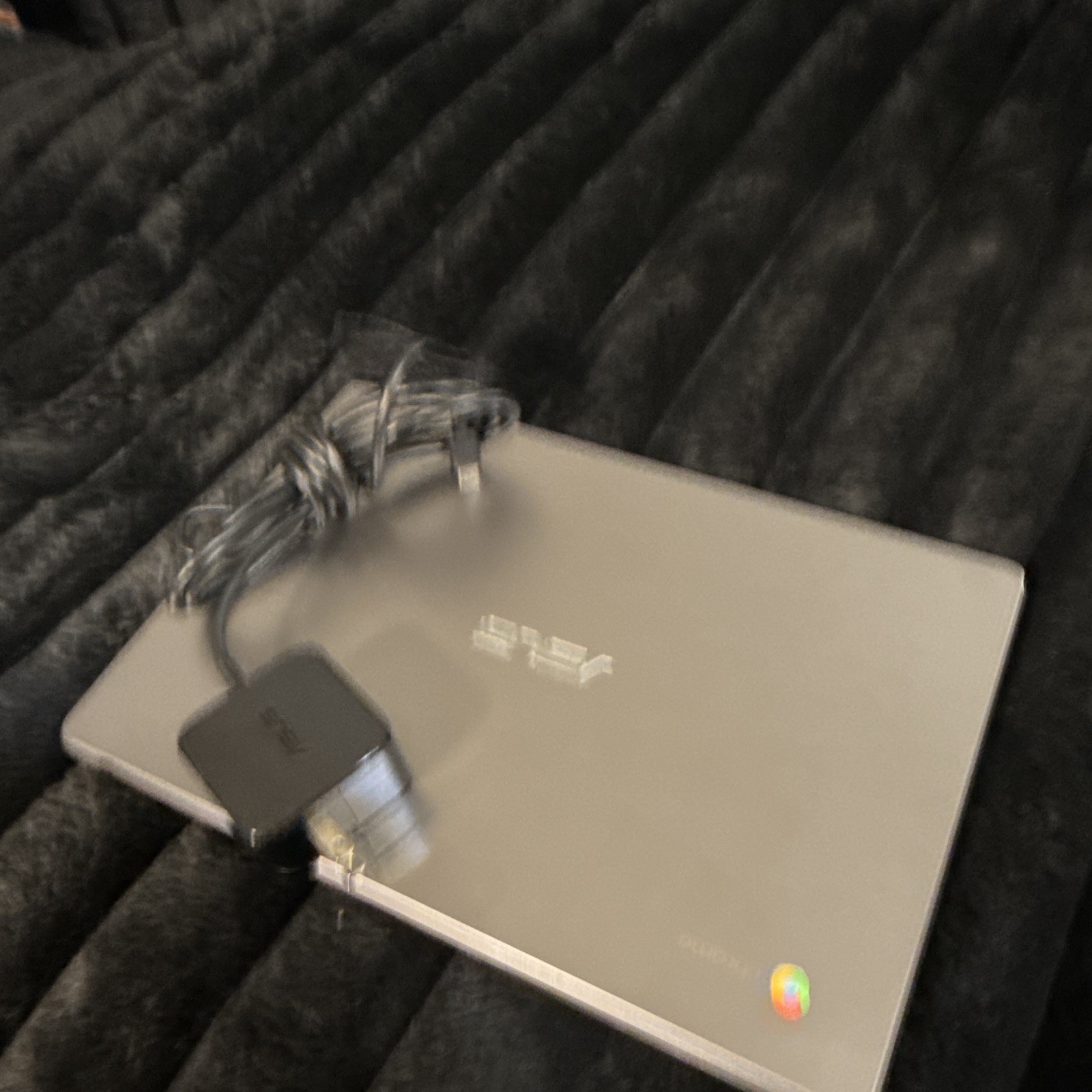 ASUS Chromebook 11.6″ Silver Intel Celeron 4GB 32GB eMMC Chrome OS Charger