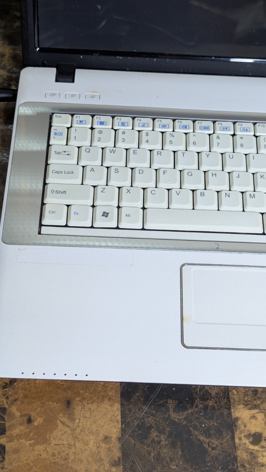 Vintage Sager Clevo M77SU Laptop With Nvidia – Windows Xp Pro *FOR PARTS*
