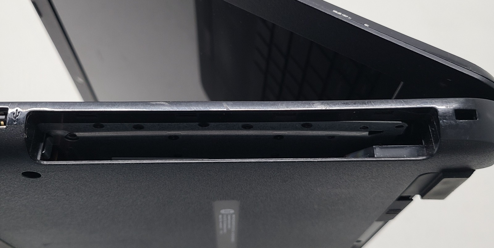 HP 15-BA015WM 15.6″ Laptop AMD NO RAM/HD/OS/BATT/POWER (FL)