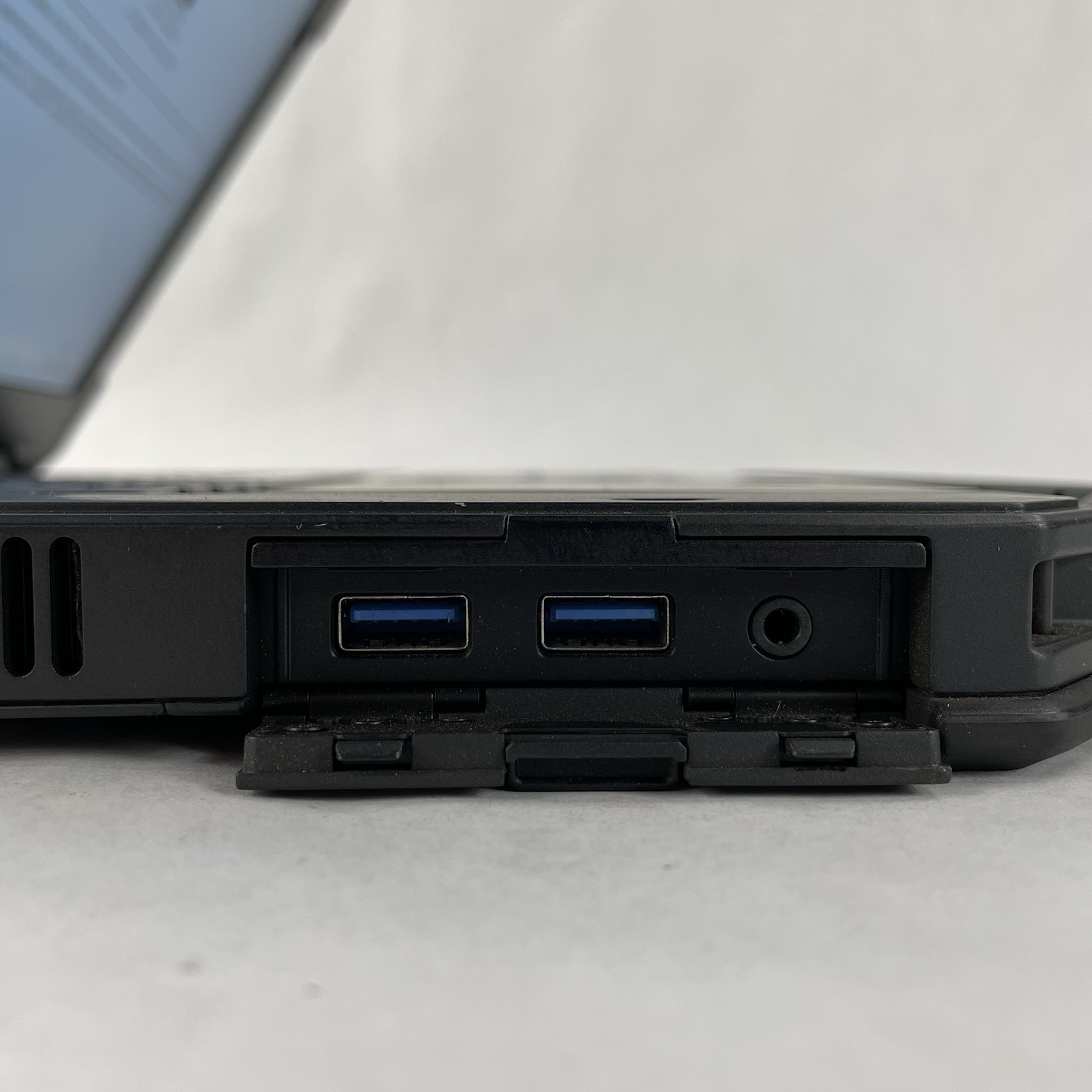 Dell Latitude 5420 Rugged 14″ i3-7130U 2.70 GHz 8 GB RAM No HDD No OS