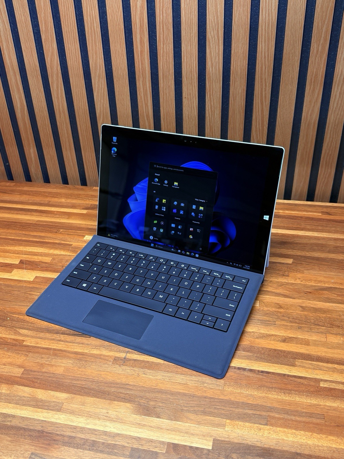 Microsoft Surface Pro 3 i5 4GB 128GB SSD W11 Pro Keyboard Charger Tablet PC