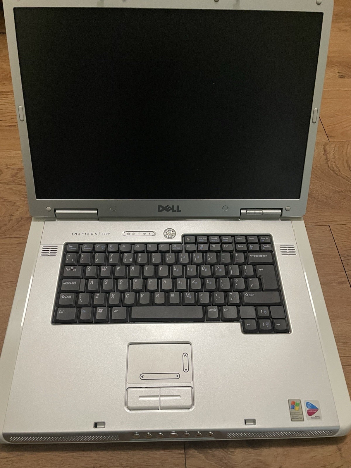 Dell Inspiron 9300 Laptop Linux 18″ PentiumM 1GB + Charger & CarryingCase Wi-Fi