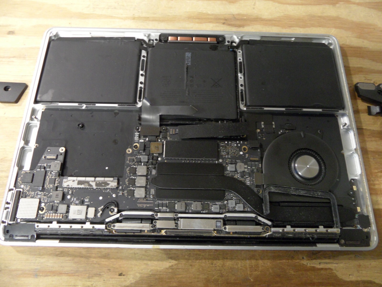 Mid 2017 13″ Retina 4 Parts Extensive Damage See Pics Turned On Lit Screen A1708