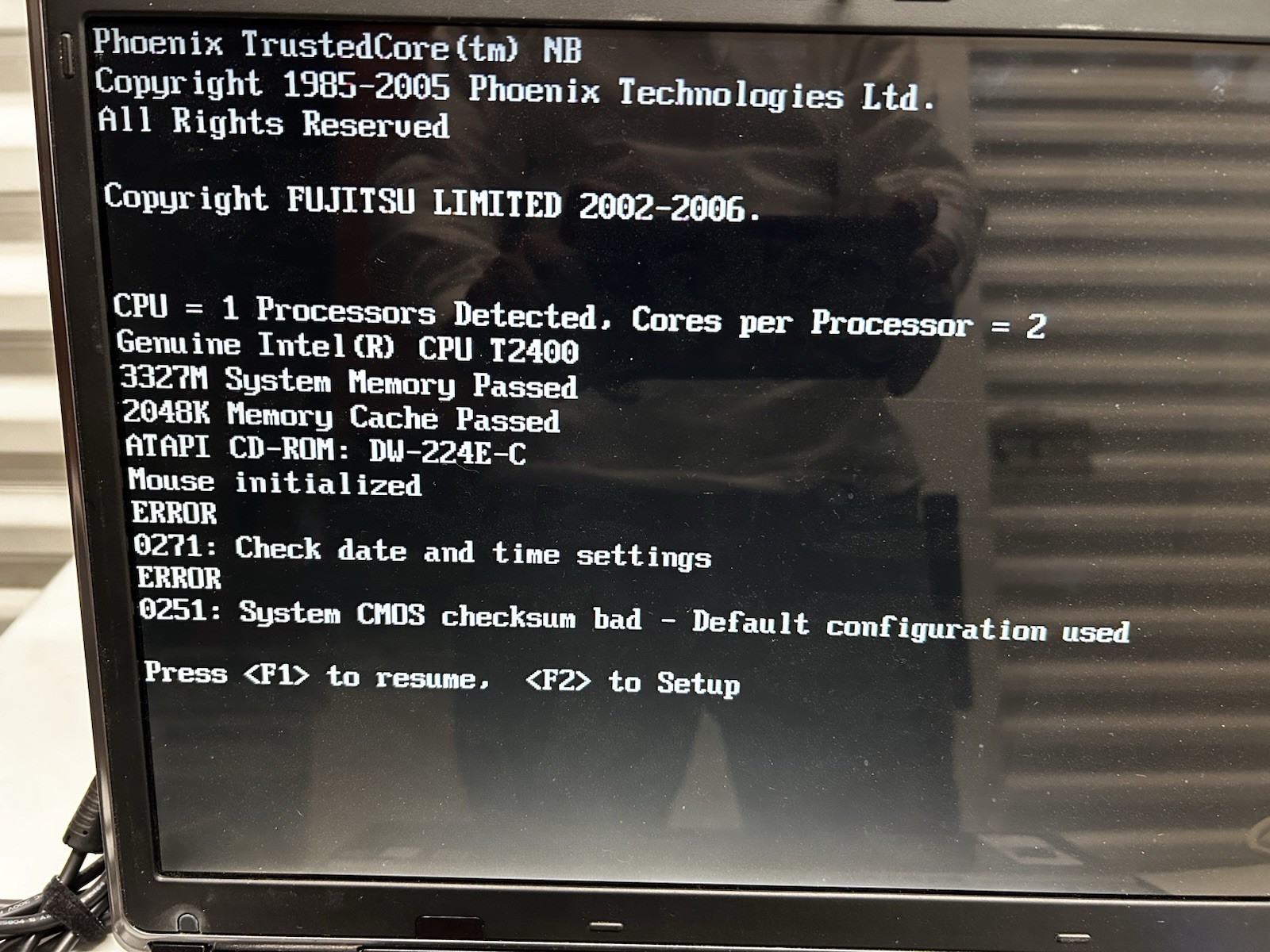 Fujitsu Lifebook N6410 17″ Centrino T2400 + 4GB Ram