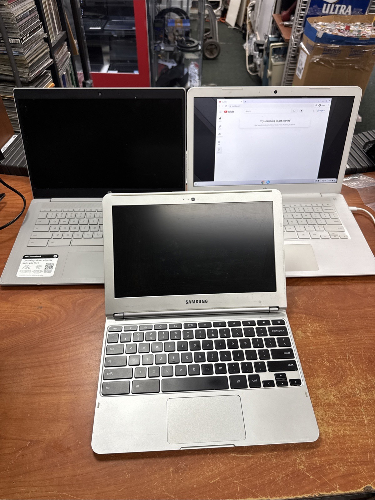 LOT OF 3 Chromebooks 2HP 1SAMSUNG XE303C12 FOR PARTS ONLY- AS-IS FOR PARTS