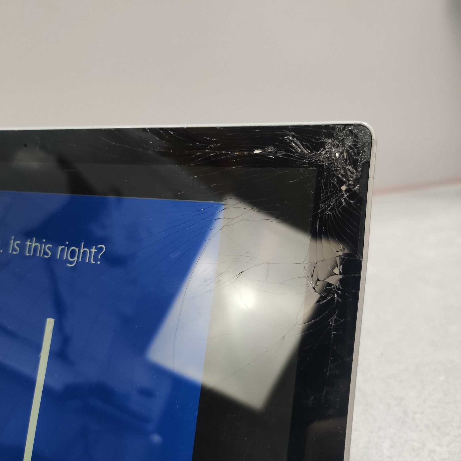 Microsoft Surface Pro 5th Gen 1807 Tablet 8GB 256GB Wi-Fi FOR PARTS DAMAGED