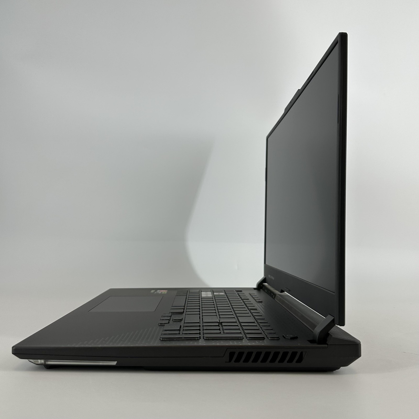 Asus ROG Strix G17 G713 17.3 FHD 2.4 GHz Ryzen 9 7940HX 16GB 1TB SSD RTX 4050