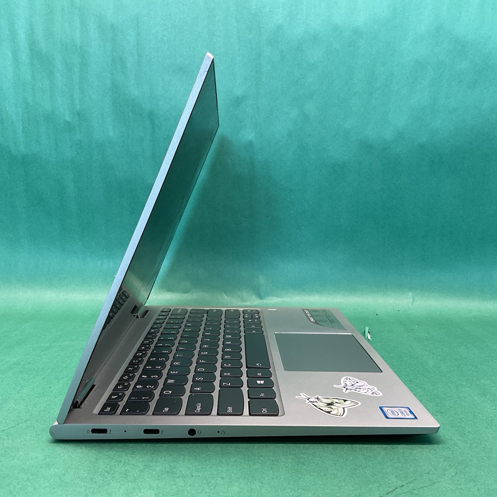 Lenovo Yoga 730-13IKB – Broken Screen – Powers On – NO HARD DRIVE- Untested