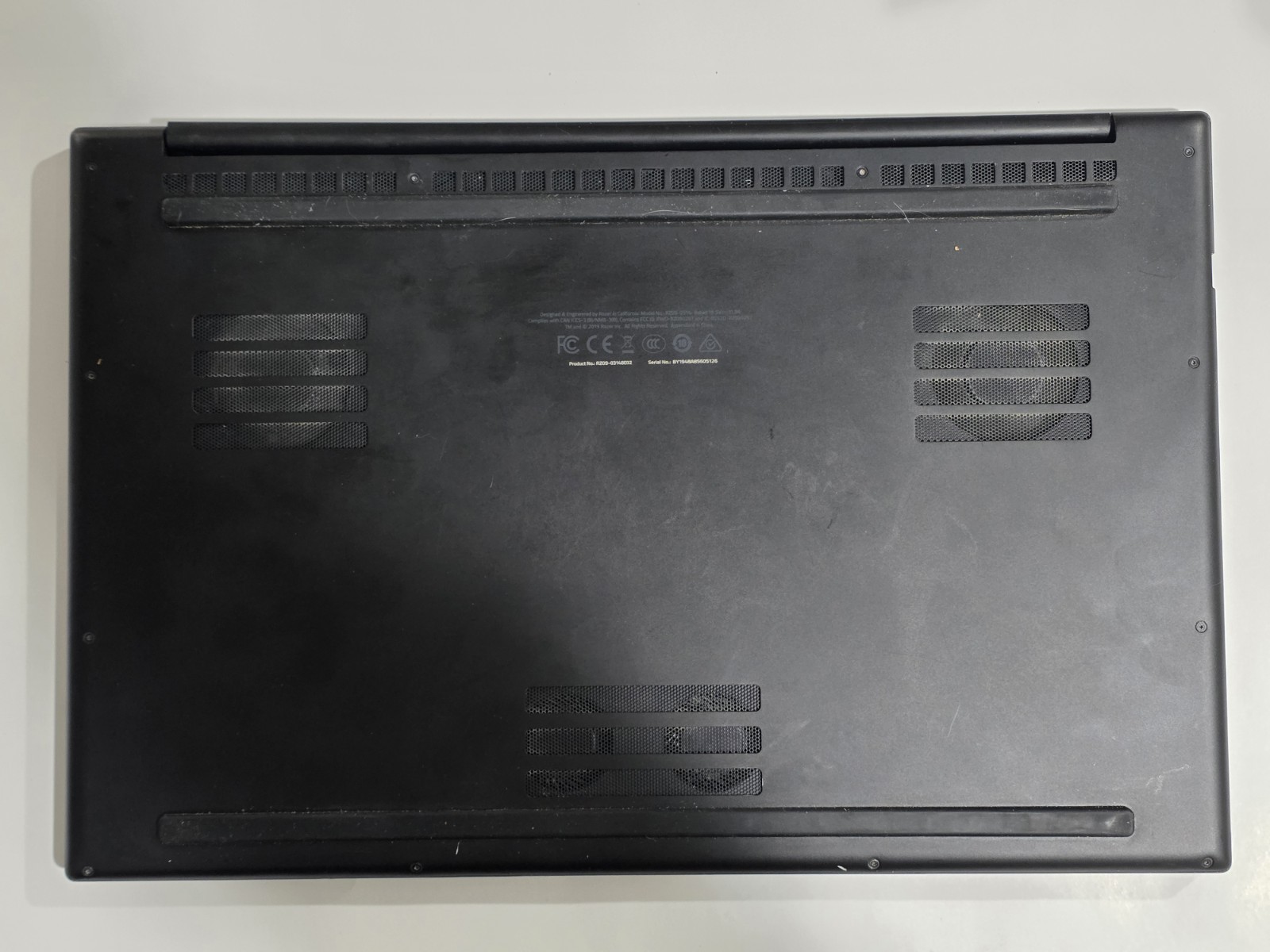 Razer Blade Pro 17 300Hz FHD 2019 i7-9750H 2.60GHz 16GB 2TB HDD RTX 2080 Max-Q