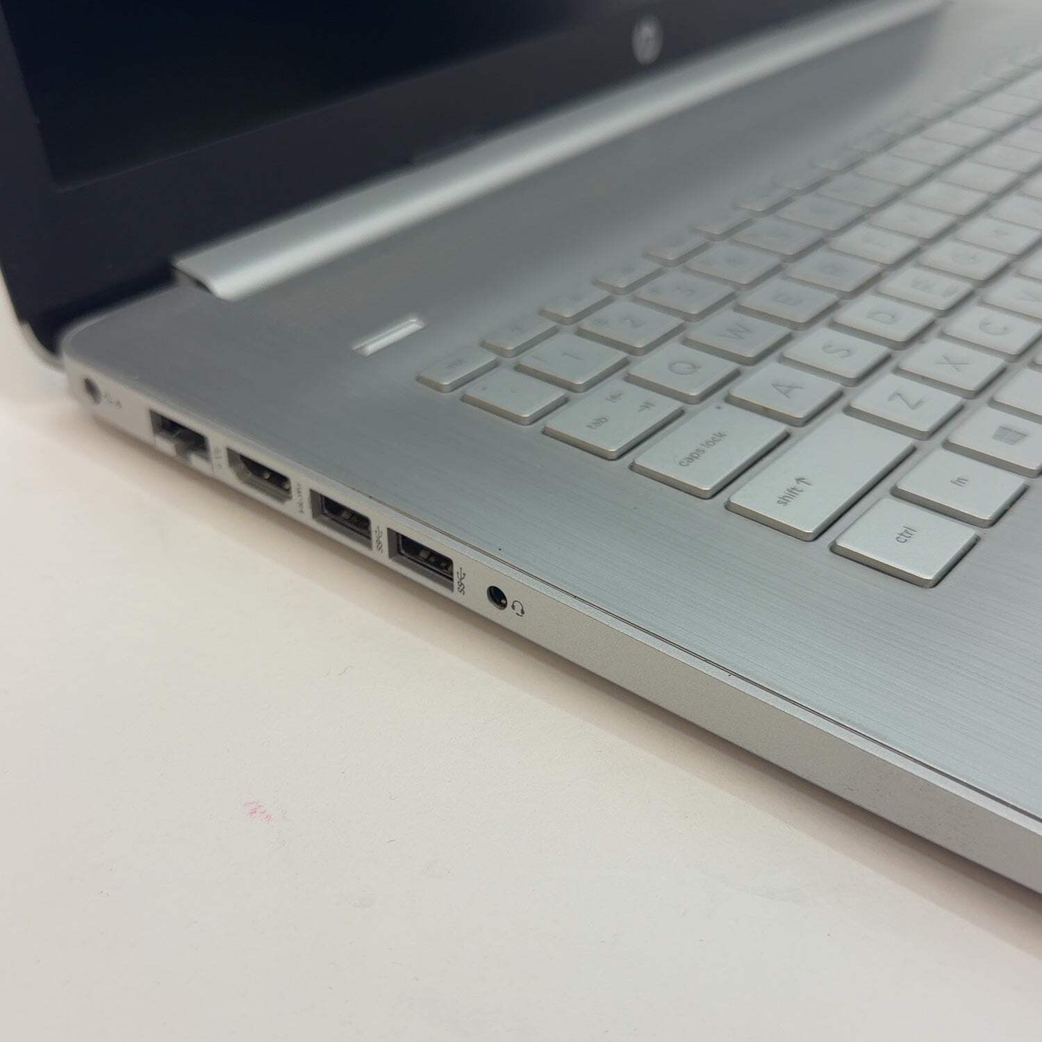 HP Laptop 17-BY3053CL 17.3″ i5-1035G1 1.0GHz 12GB RAM 1TB HDD