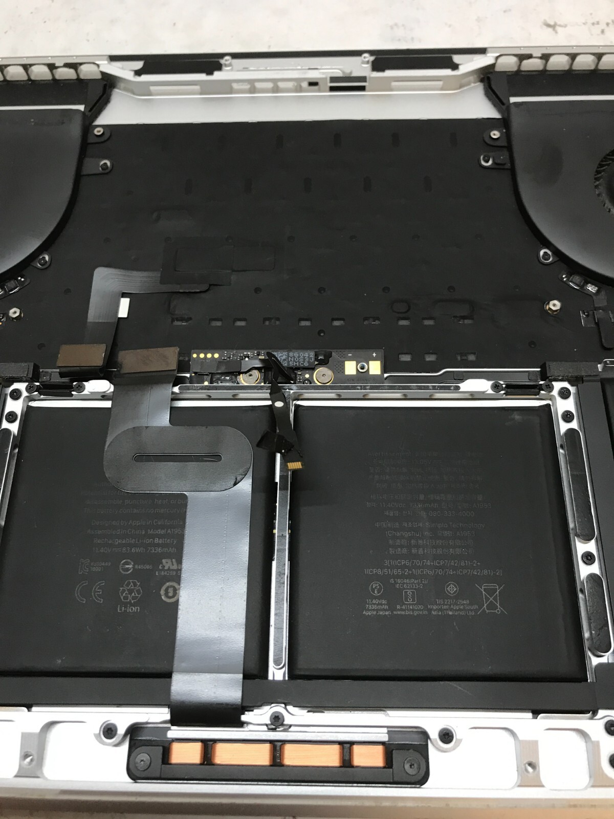 Apple MacBook Pro Touch/2018 A1990 Palmrest NO MOTHERBOARD For Parts/Repair- -DW