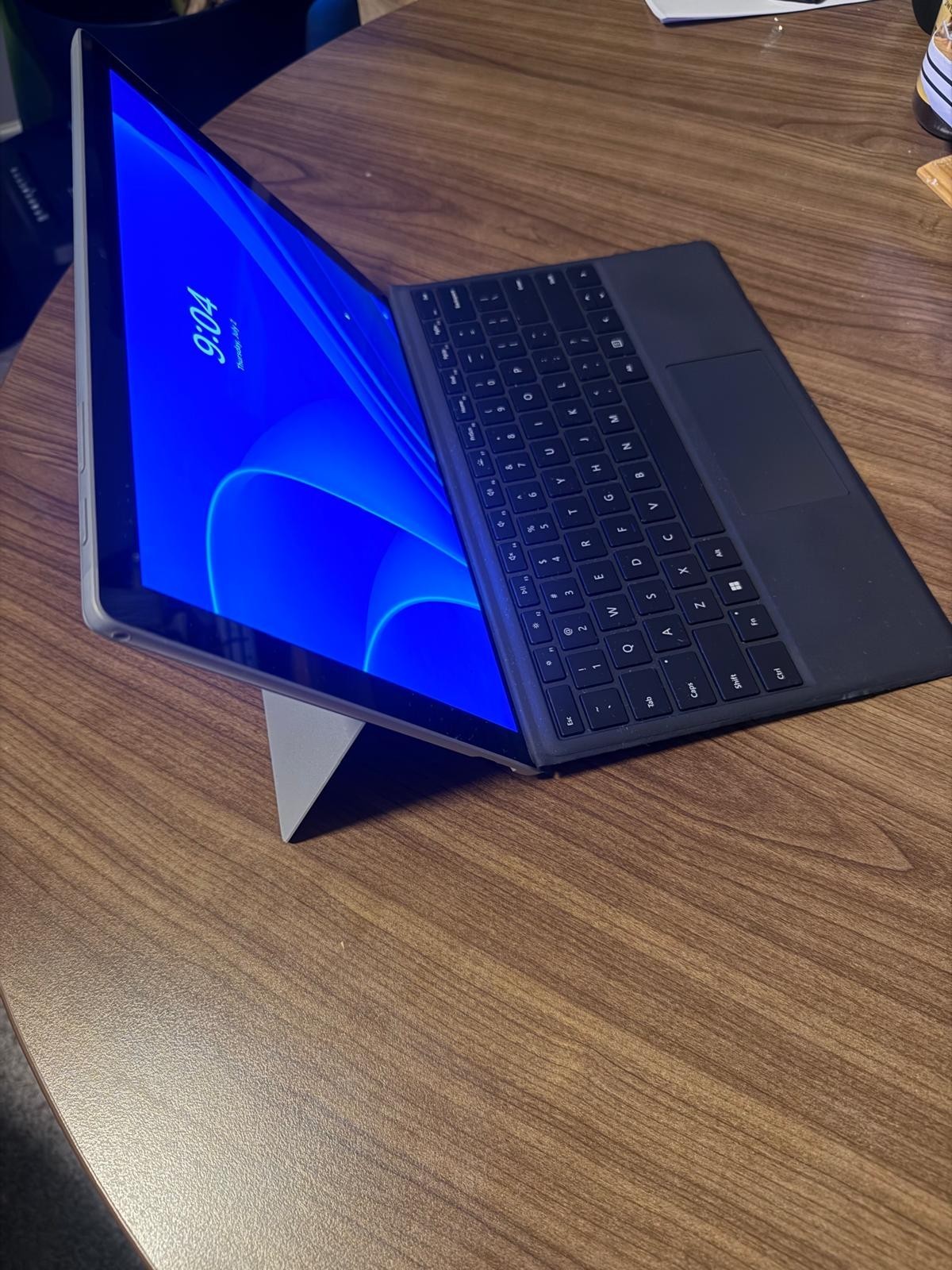 Microsoft Surface Pro 7+ i3-1115G4 8GB RAM 128GB SSD Win11 + Keyboard Charger