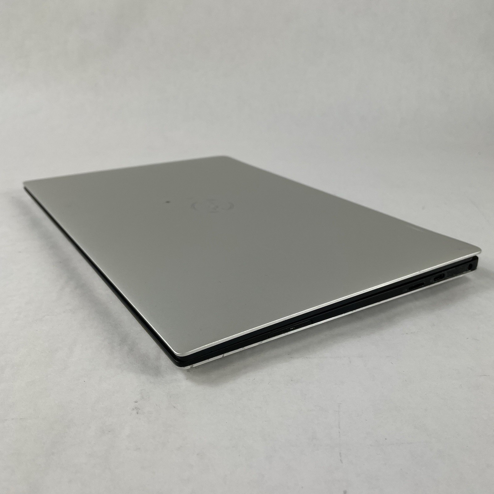 Dell XPS 13 9380 13.3″ i7-8565U 1.80GHz 16GB RAM No SSD No OS No Batt Bad Corner