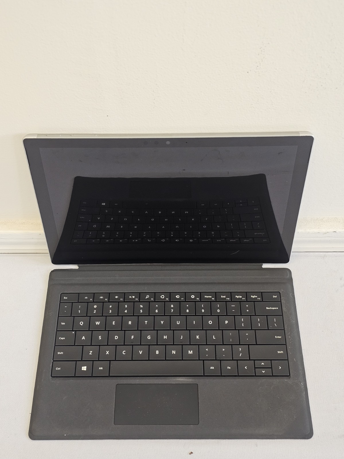 Microsoft Surface Pro 1796 – i5-7300u – 8GB RAM – 128GB SSD – Windows 10 – READ