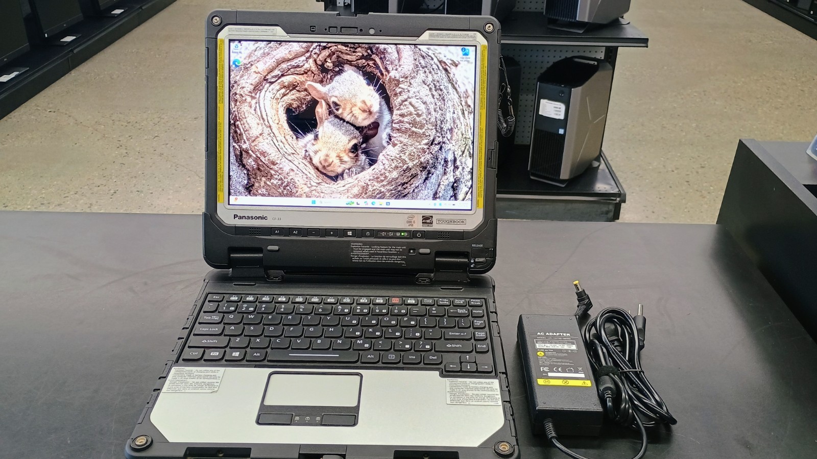 Panasonic Toughbook CF-33 – i5-10310u – 16GB Ram – 512GB SSD – Win 11 Pro -Read