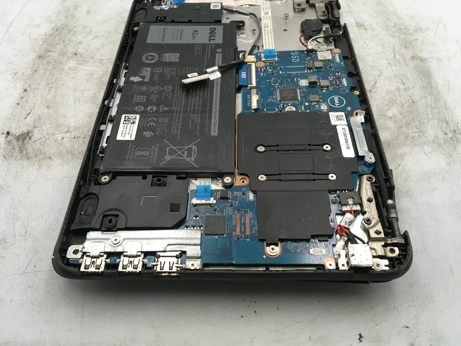DELL LATITUDE 3180 – FOR PARTS/NO POWER – DAMAGED – INTEL CELERON – 4GB RAM – BB