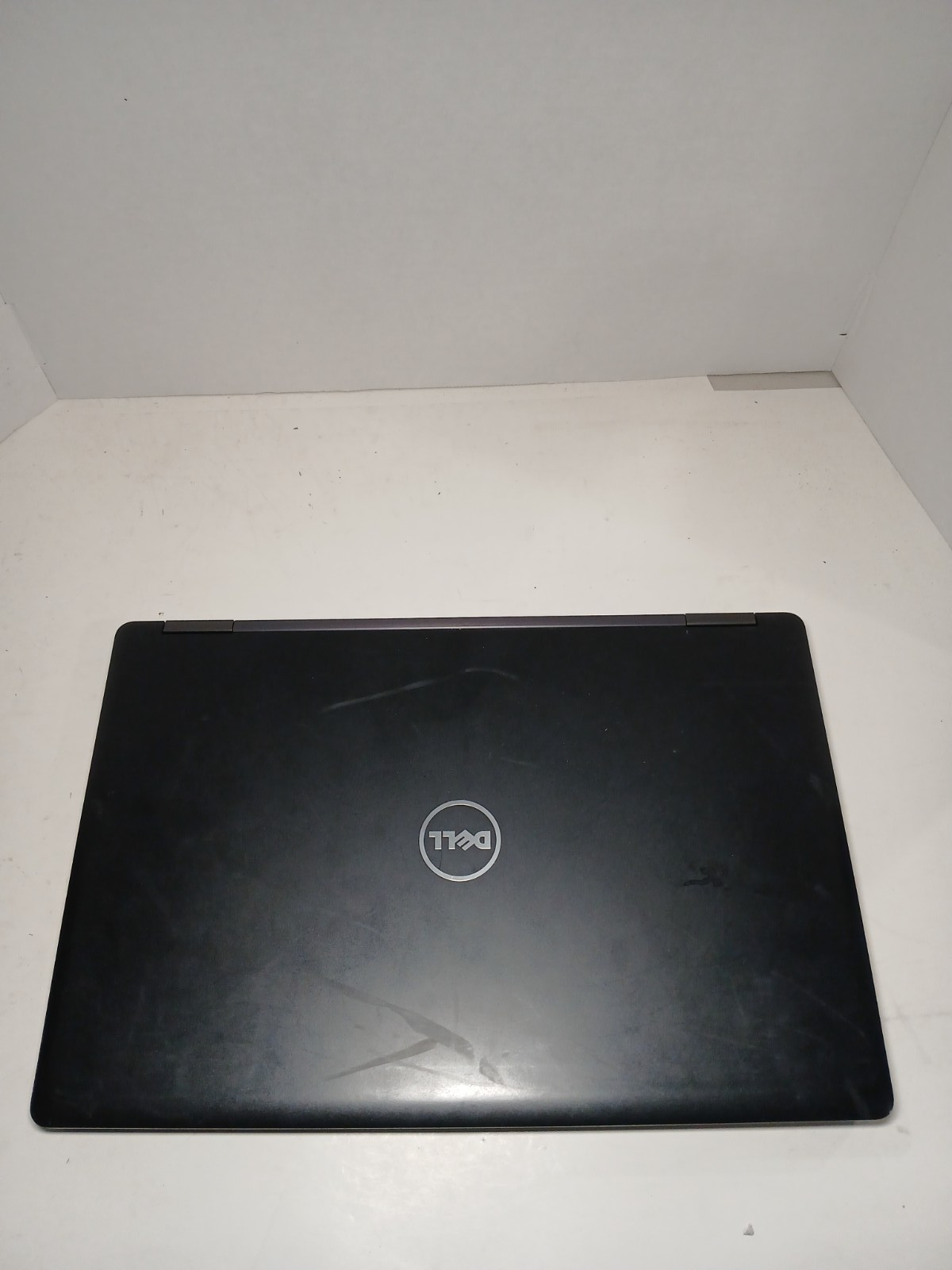 Dell Latitude 5580 15.6″ i5-7th gen Laptop NO RAM/SSD/HDD. BAD LCD #97