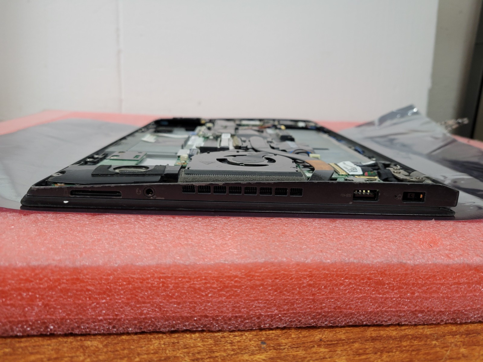 Lenovo ThinkPad T470S 14″ i5-7300U 4GB RAM *NO HDD/OS/COVER/BATT/AS IS* | LP522