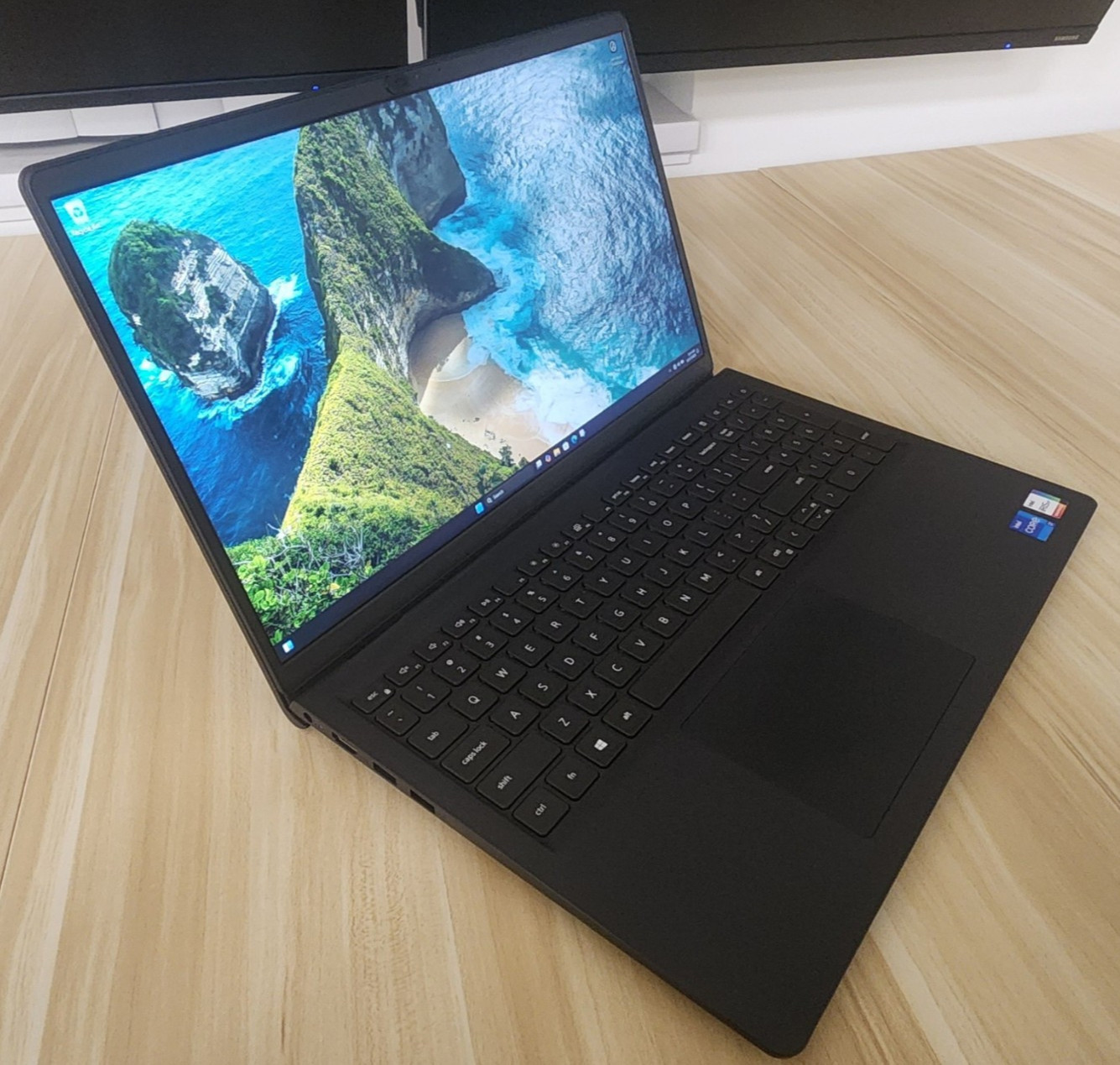 Dell Inspiron 3511 15.6″ Touch, 1TB SSD, Core i7 11th Gen. 32GB DDR