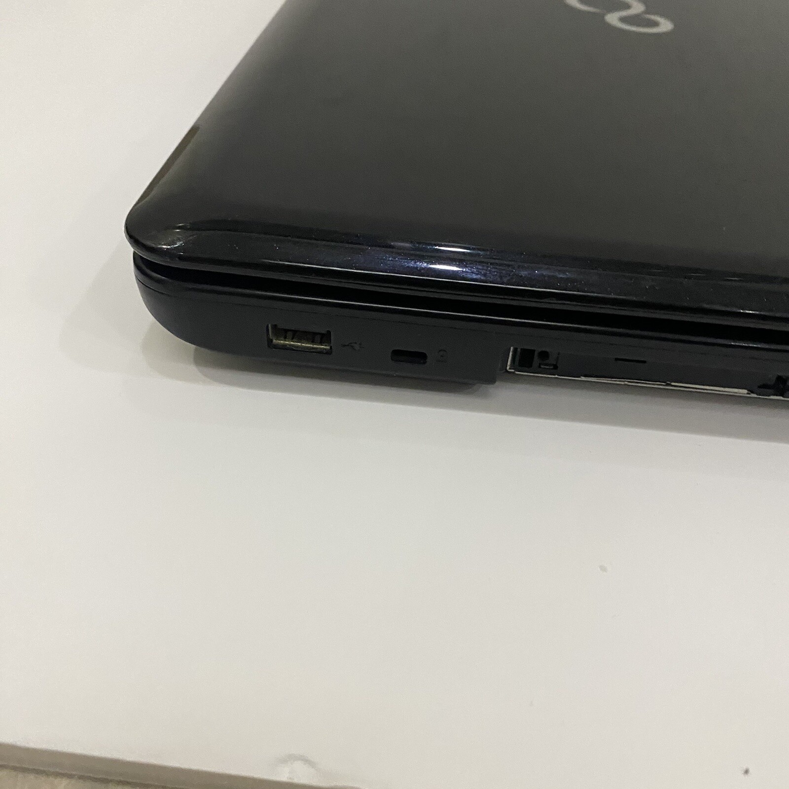Fujitsu Lifebook A Series AH530 SSD 320GB Ram 2GB Core i3M380 Windows7 Laptop