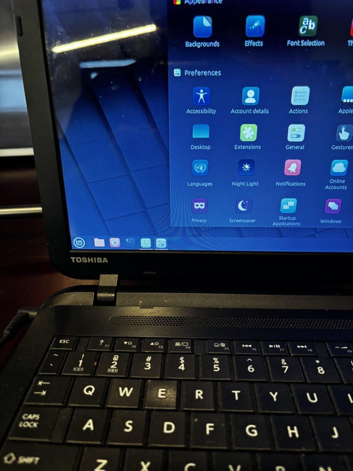 Toshiba Satellite C55-B5299 15.6″ Laptop Celeron 8GB RAM 1TB HDD Linux Mint