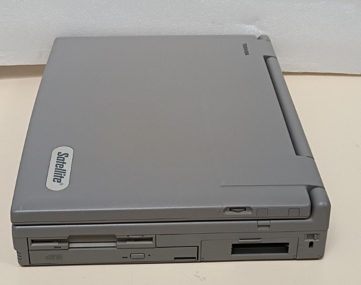 Toshiba Satellite 330CDS Laptop Intel Pentium MMX, 2Gb HD, Windows 98 Working
