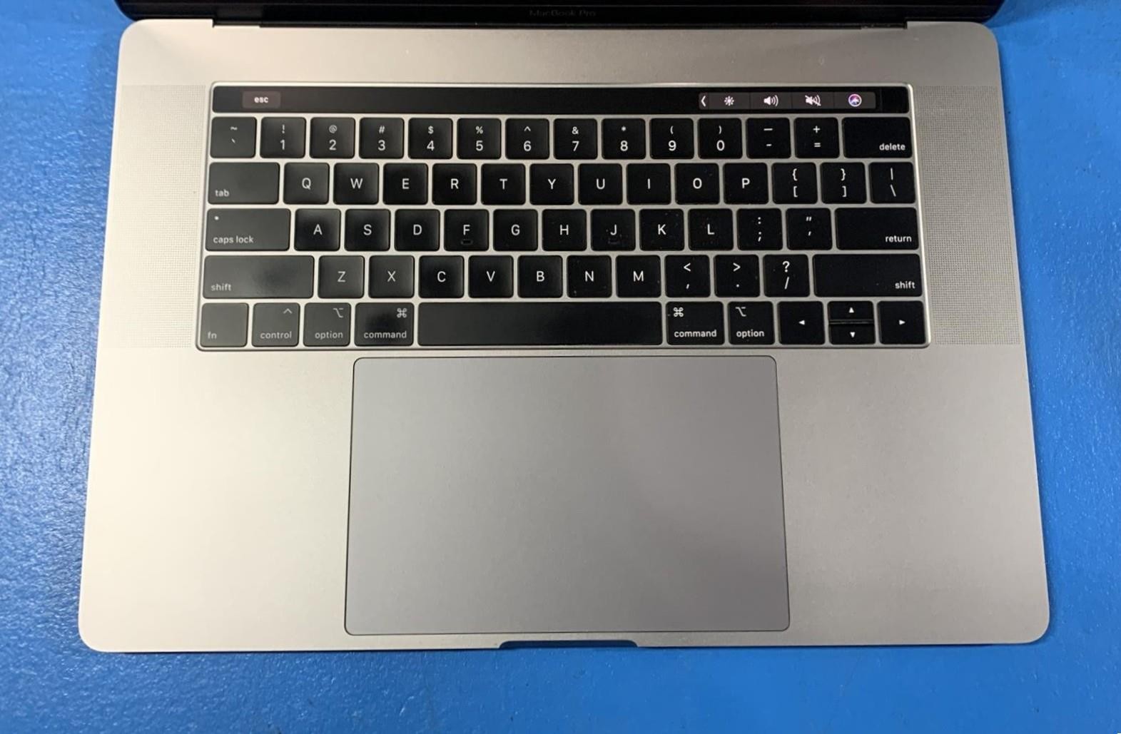 Apple MacBook Pro A1990 15″ Core i9 9980HK 2.40GHz 32GB DDR4 1TB SSD Sonoma