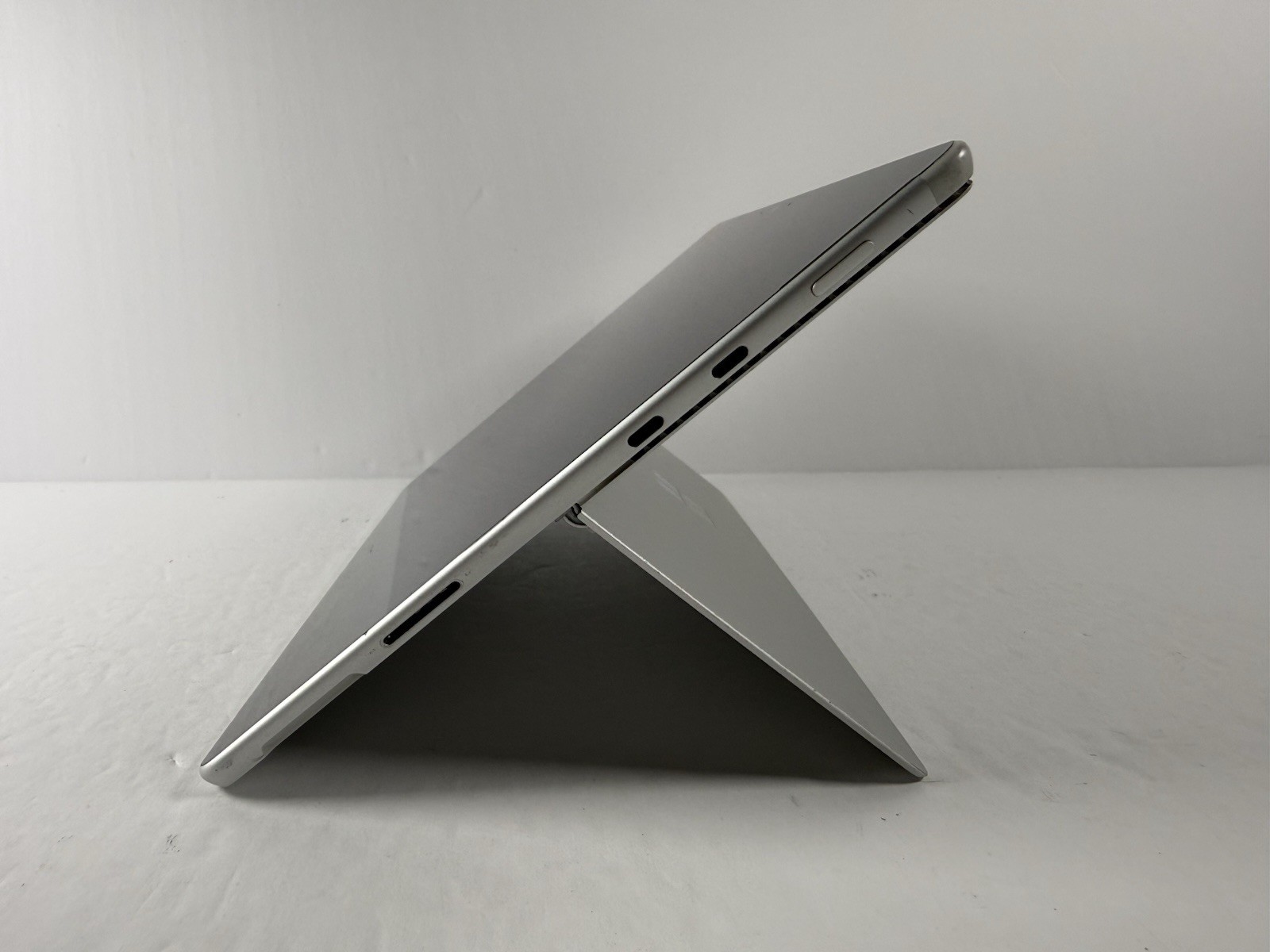 Microsoft Surface Pro 8 (1982) i5-1145G7 – 16GB RAM – 256GB 120Hz – Win 11 Pro