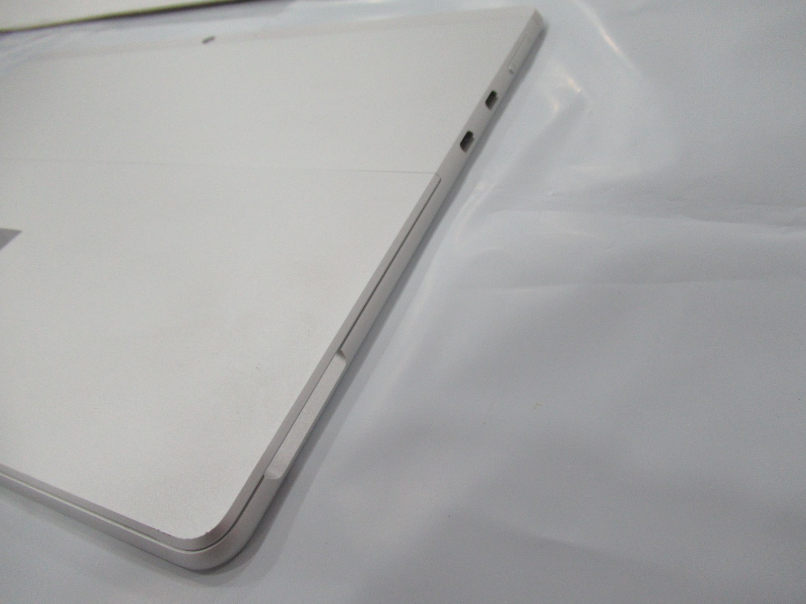 Microsoft Surface Pro X 13″ Touchscreen SQ1 @ 3.0ghz processor 8GB RAM 128gb