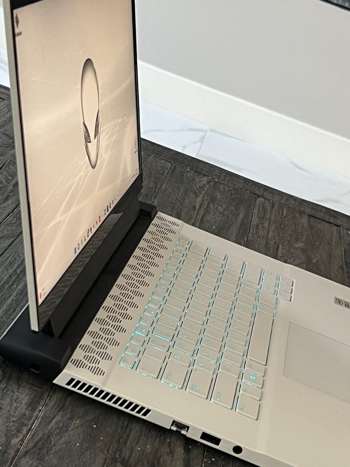 Alienware M15 R4 (Core i7-10870H 2.2GHz, RTX 3080, 300Hz, 1TB SSD, 32GB RAM)