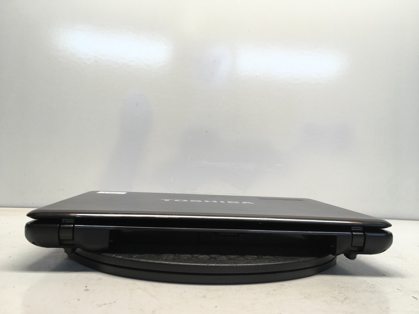 Toshiba Satellite P745-S4320 Intel i5-2430M 2.4GHz 6 GB NO HDD No Batt
