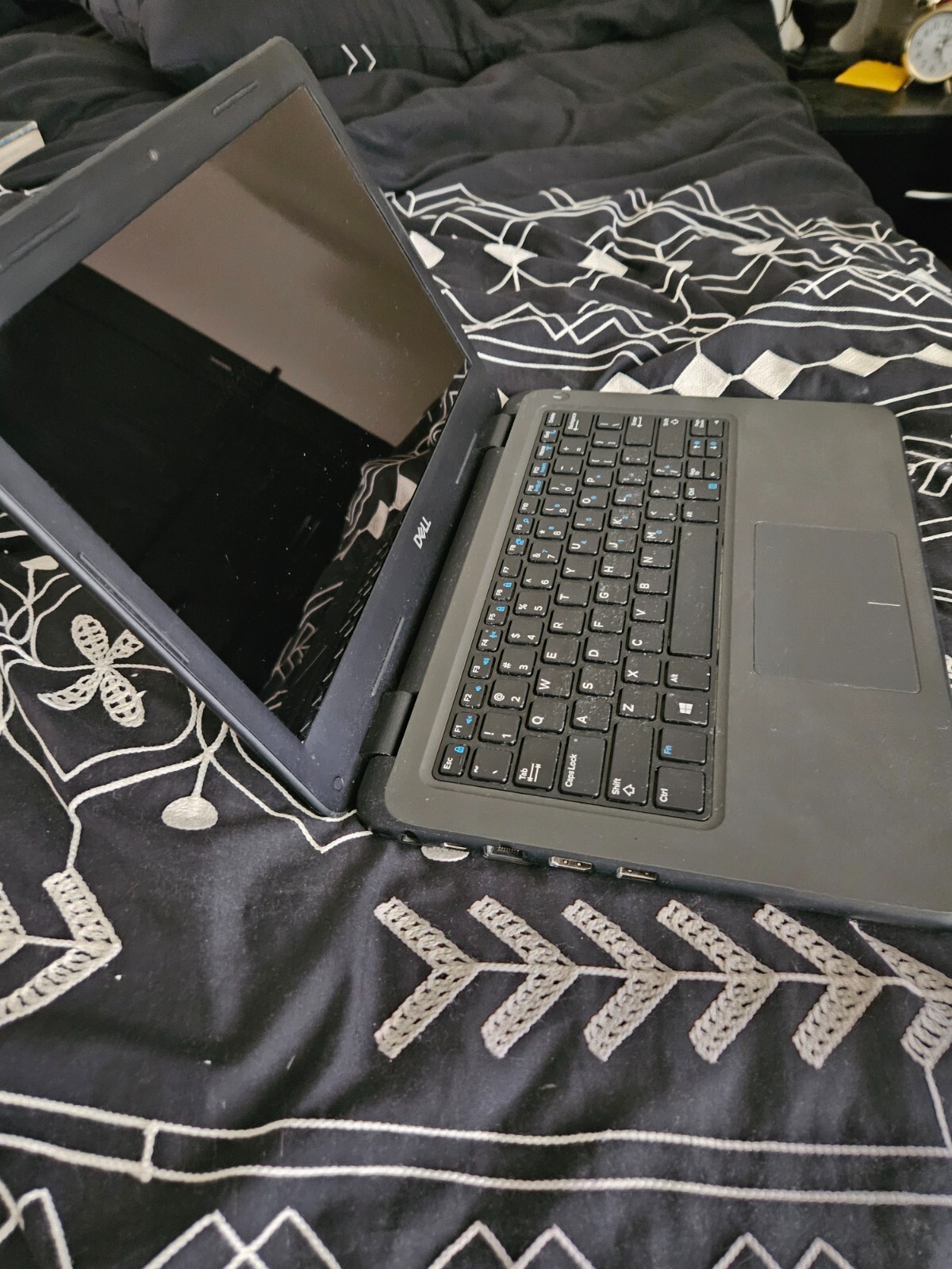DELL Latitude 3300 13.3″ Core i3 7th Gen 8GB RAM 256GB SSD Win 11 Pro + Charger