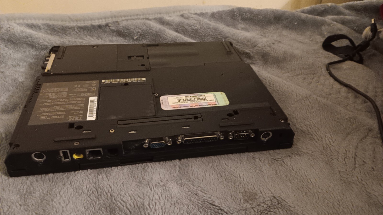 Vintage IBM Thinkpad T21 L aptop Intel P3 @ 800 MHz 256 MB of ram IBM Type 2647