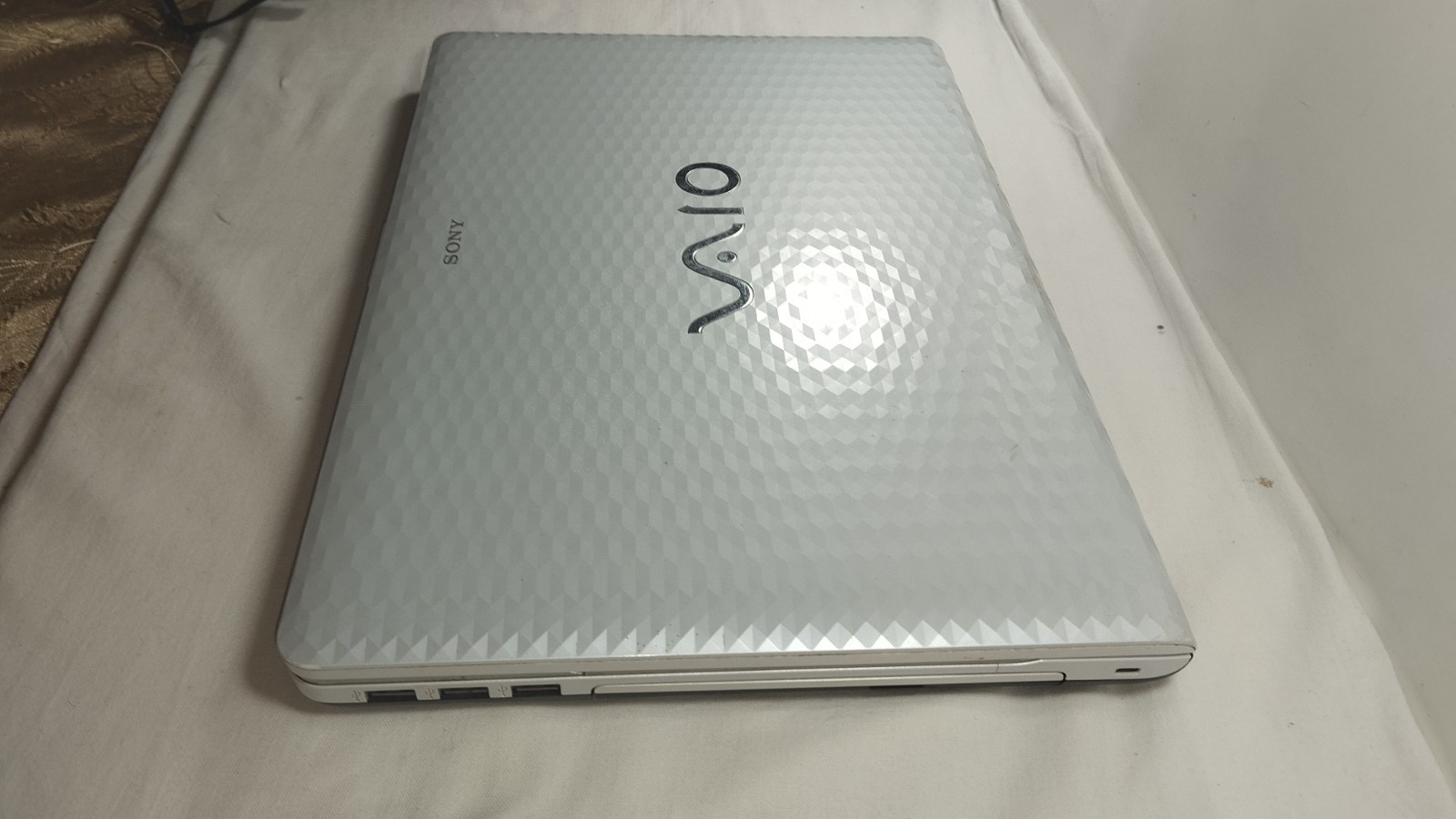 Sony VAIO VPCEL2S1R/W 500 gb SDD 6GB Ram Windows 7 Home 64 AMD