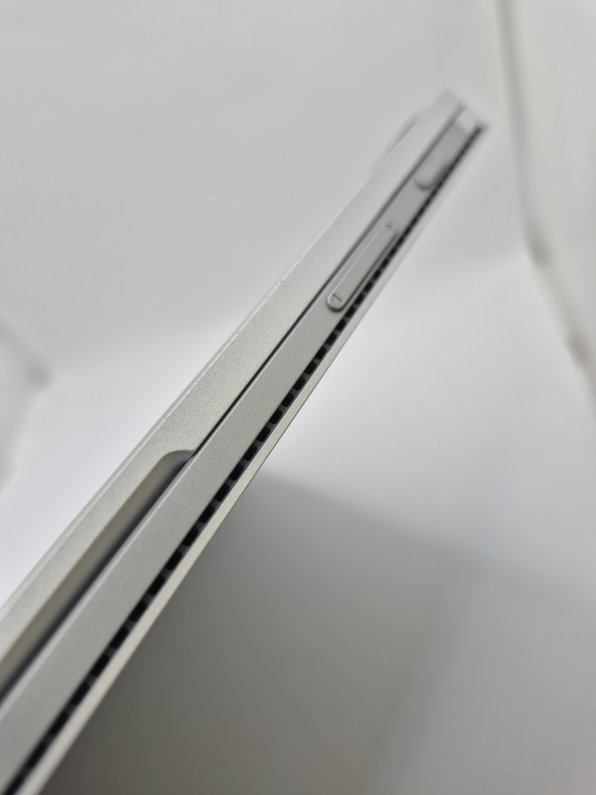 Microsoft Surface Book 2 13.5″ i5-7300U 2.7GHz 8GB RAM 128GB SSD Win 10 Pro