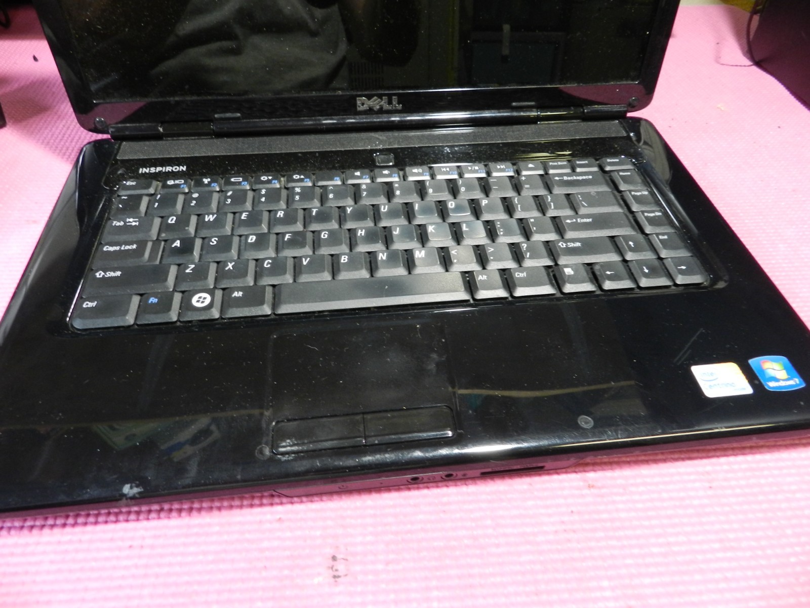 Dell Inspiron 1545 Core2 Duo P8700 @2.53ghz/4gb/No HDD w/charger – needs battery