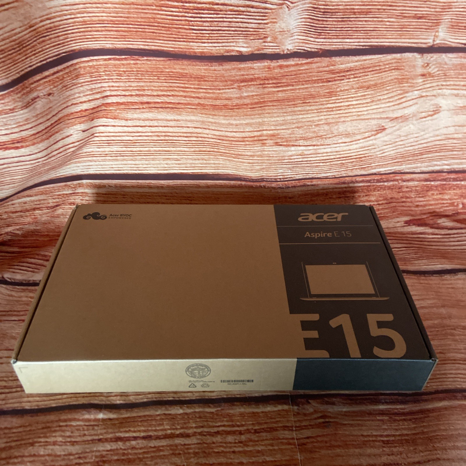 Acer Aspire E15 15.6″ Intel 4 GB DDR3 500 GB HDD – Intense Violet Brand New